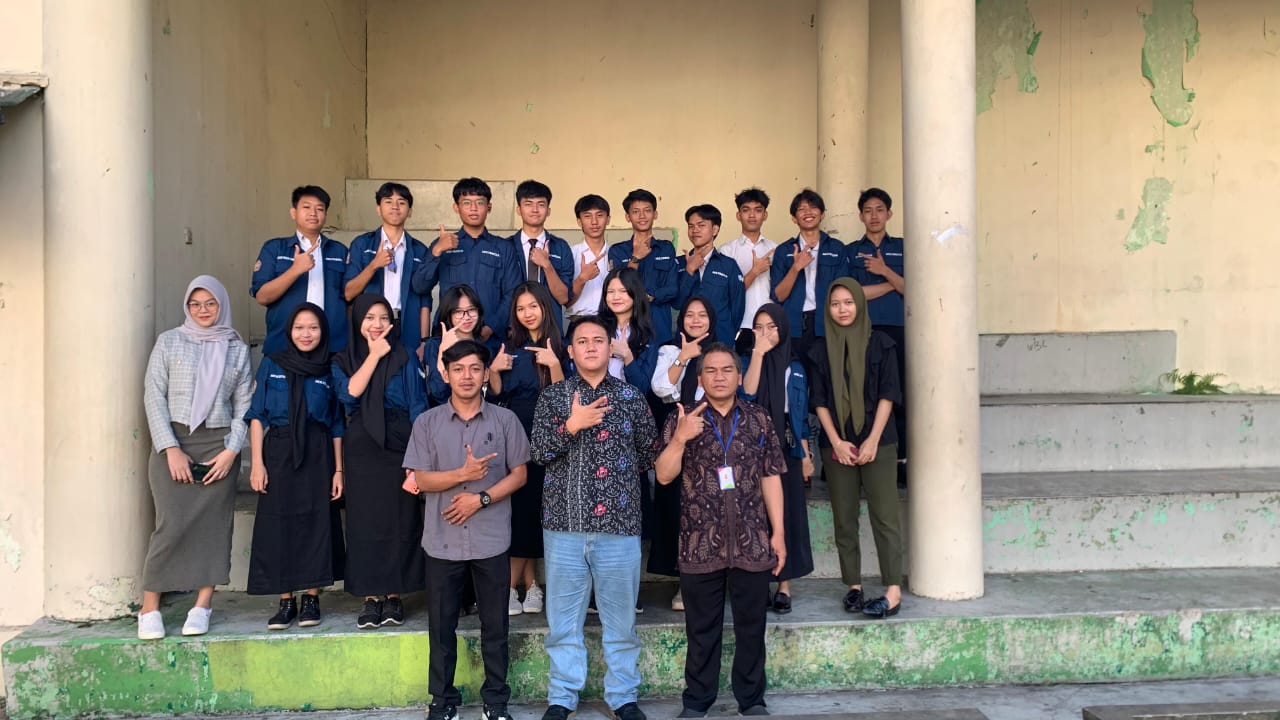 mahasiswa yang sedang mengikuti pelatihan melakukan foto bersama